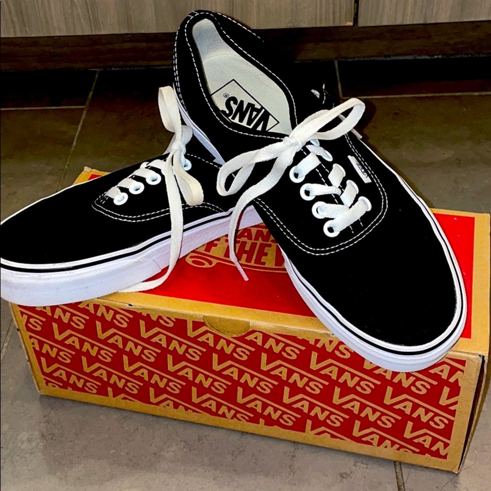 Black and White Low Top Vans with White Laces 🖤